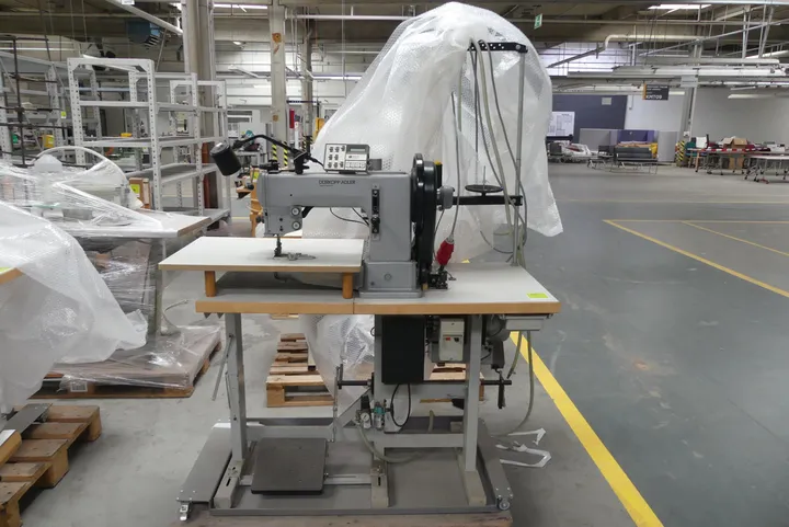 Dürkopp Adler Industrienähmaschine Typ: K205 990017 - 370
